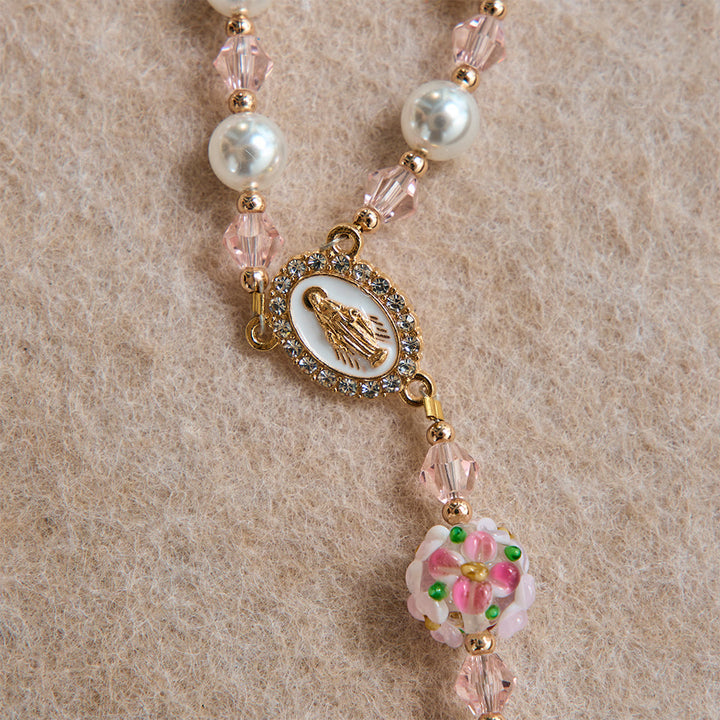 Christianartworkshop Chapelet en cristal et perles crème à motif floral, orné d'un crucifix doré serti de pierres précieuses : emblème d'une douce tendresse céleste - image 6