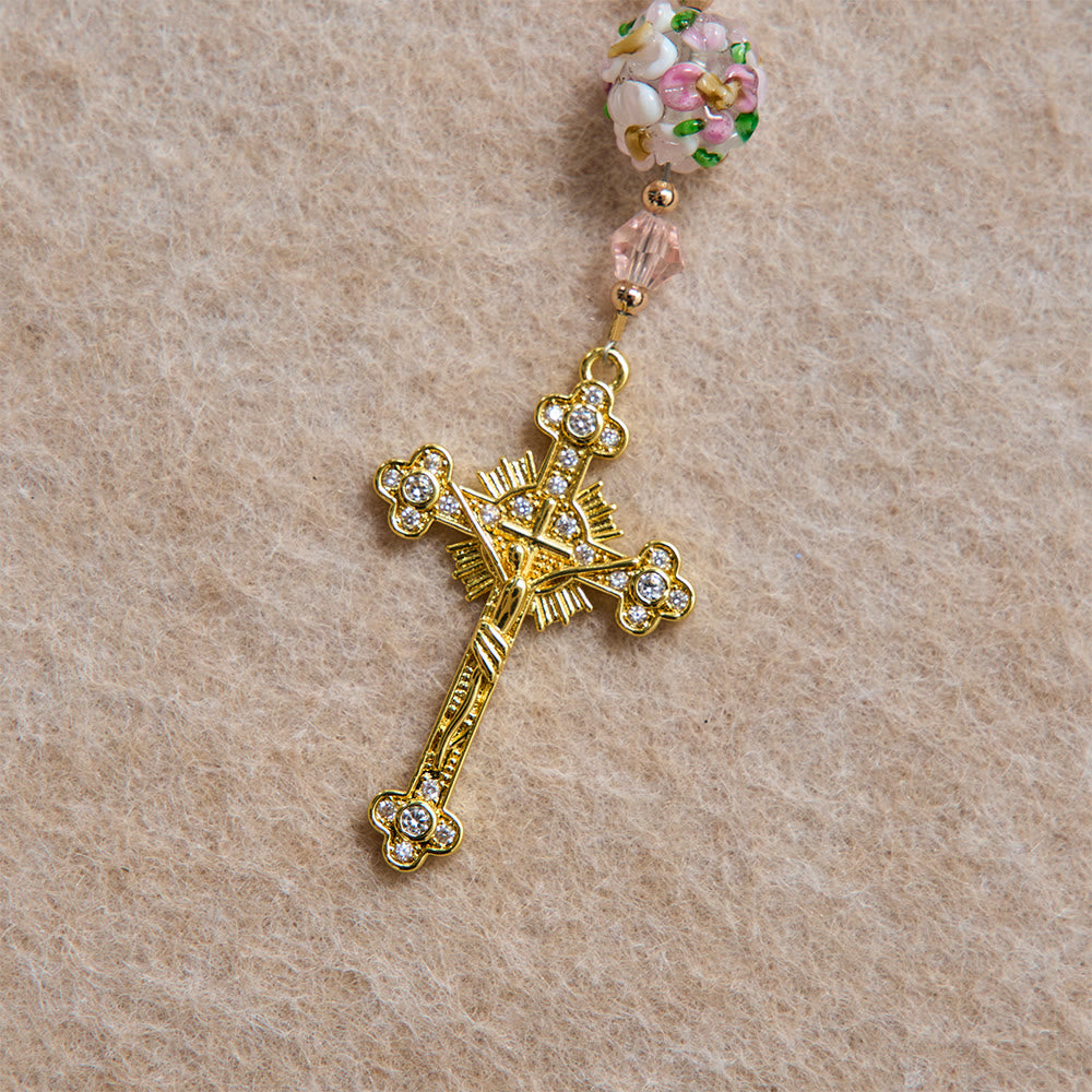 Christianartworkshop Chapelet en cristal et perles crème à motif floral, orné d'un crucifix doré serti de pierres précieuses : emblème d'une douce tendresse céleste - image 7