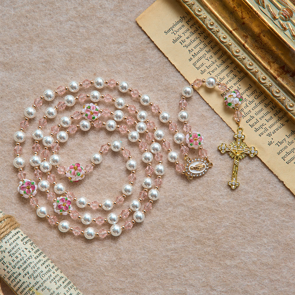 Christianartworkshop Chapelet en cristal et perles crème à motif floral, orné d'un crucifix doré serti de pierres précieuses : emblème d'une douce tendresse céleste - image 2
