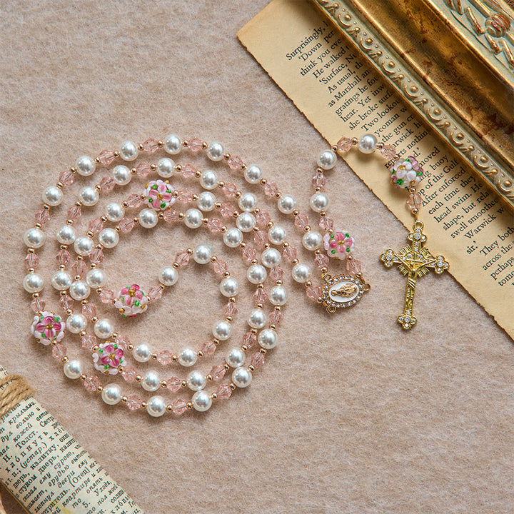 Christianartworkshop Chapelet en cristal et perles crème à motif floral, orné d'un crucifix doré serti de pierres précieuses : emblème d'une douce tendresse céleste - image 2