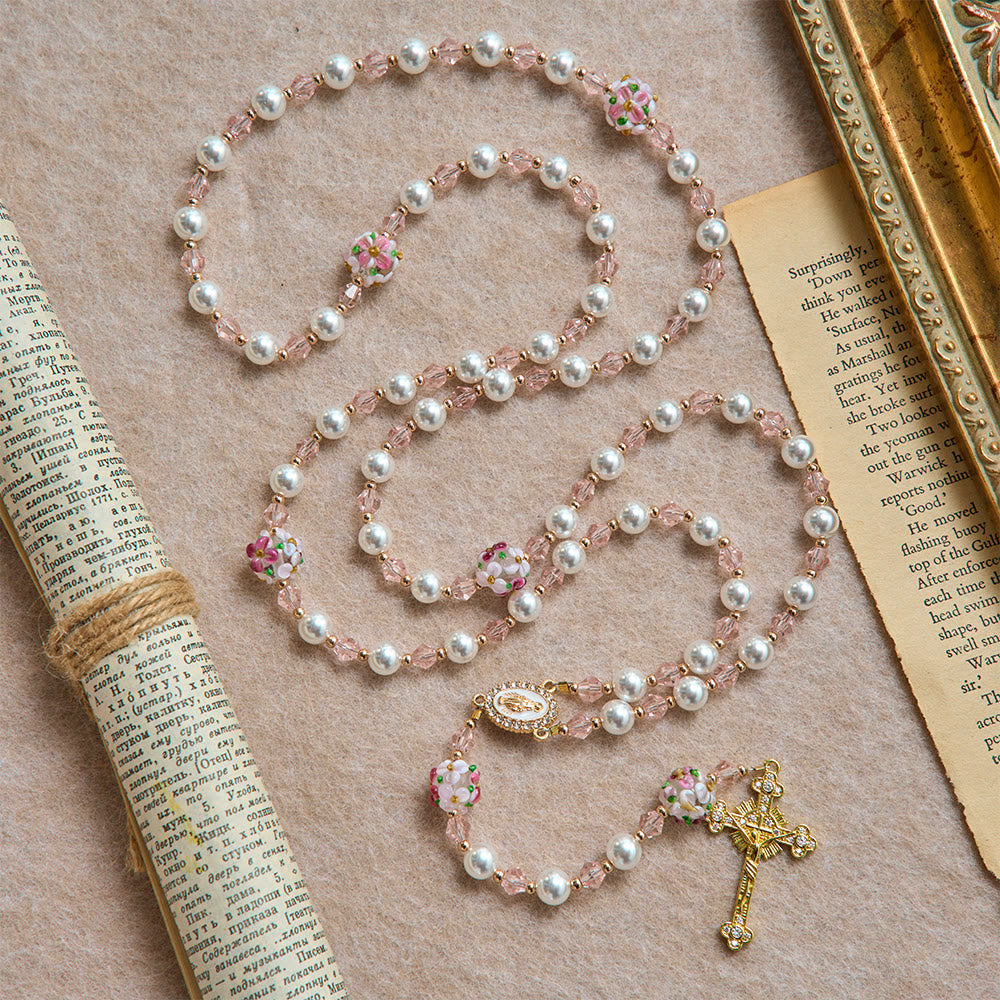Christianartworkshop Chapelet en cristal et perles crème à motif floral, orné d'un crucifix doré serti de pierres précieuses : emblème d'une douce tendresse céleste - image 4