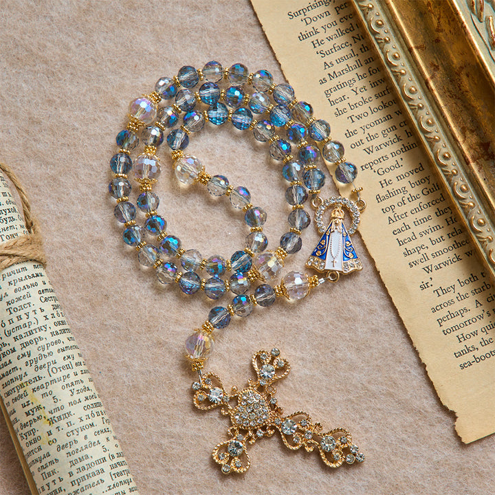 Christianartworkshop Chapelet en perles bleues irisées avec Notre-Dame d'Aparecida et crucifix en strass : chapelet personnalisé avec un nom, souvenir pour la chapelle - Régulier - image 0