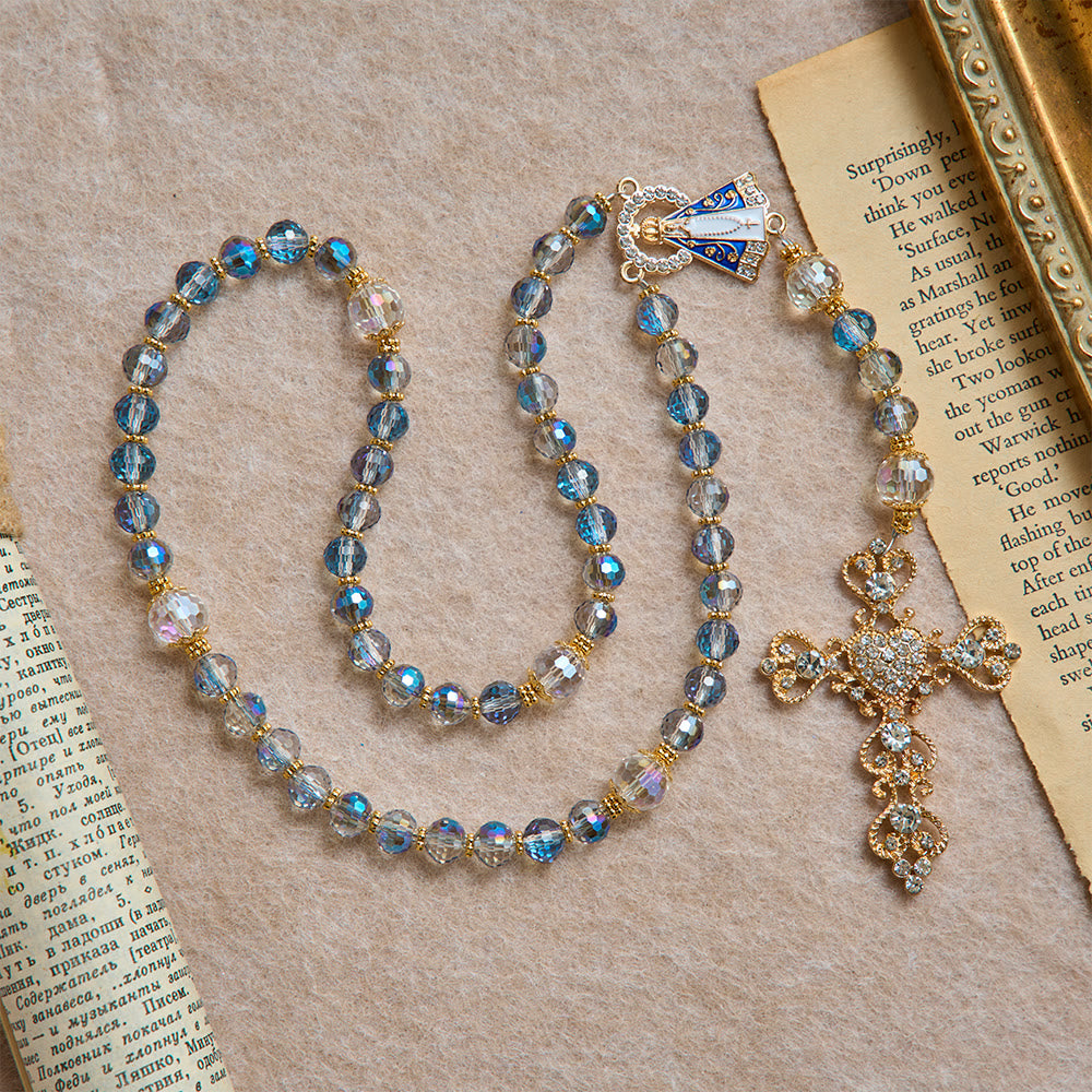 Christianartworkshop Chapelet en perles bleues irisées avec Notre-Dame d'Aparecida et crucifix en strass : chapelet personnalisé avec un nom, souvenir pour la chapelle - image 3