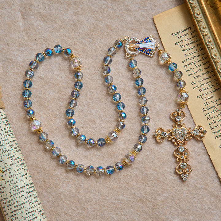 Christianartworkshop Chapelet en perles bleues irisées avec Notre-Dame d'Aparecida et crucifix en strass : chapelet personnalisé avec un nom, souvenir pour la chapelle - image 3