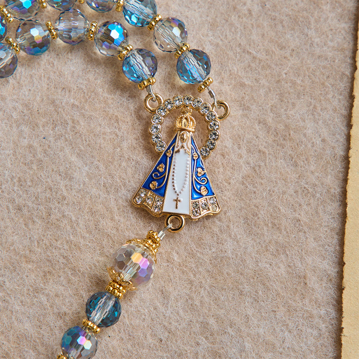 Christianartworkshop Chapelet en perles bleues irisées avec Notre-Dame d'Aparecida et crucifix en strass : chapelet personnalisé avec un nom, souvenir pour la chapelle - image 9