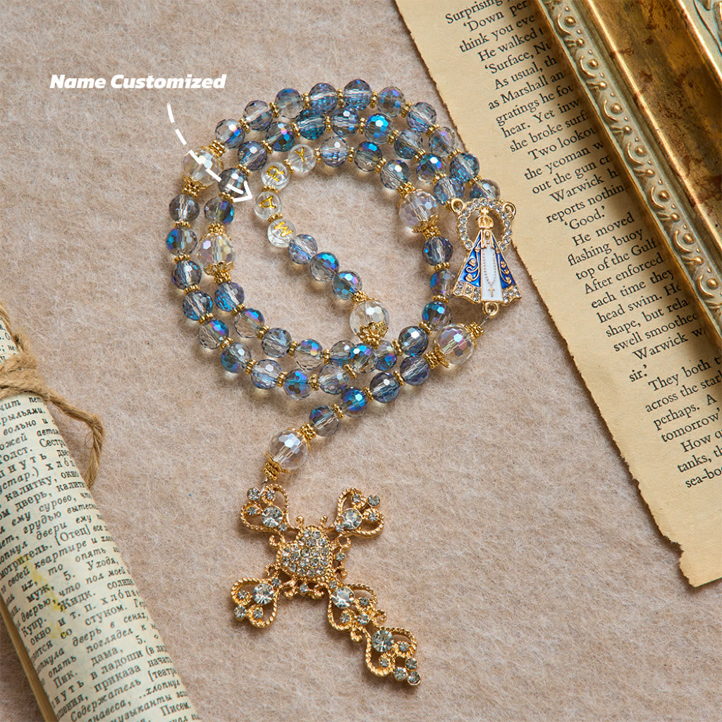 Christianartworkshop Chapelet en perles bleues irisées avec Notre-Dame d'Aparecida et crucifix en strass : chapelet personnalisé avec un nom, souvenir pour la chapelle - Nom personnalisé (en majuscules) - image 2