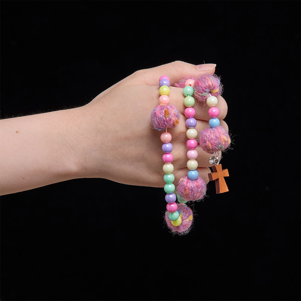 Christianartworkshop Chapelet pour enfants en perles de macarons à pompons duveteux avec croix en bois : emblème de la bonté céleste innocente - image 1