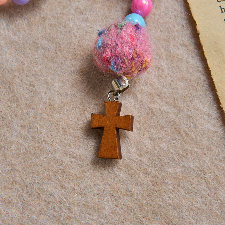Christianartworkshop Chapelet pour enfants en perles de macarons à pompons duveteux avec croix en bois : emblème de la bonté céleste innocente - image 6