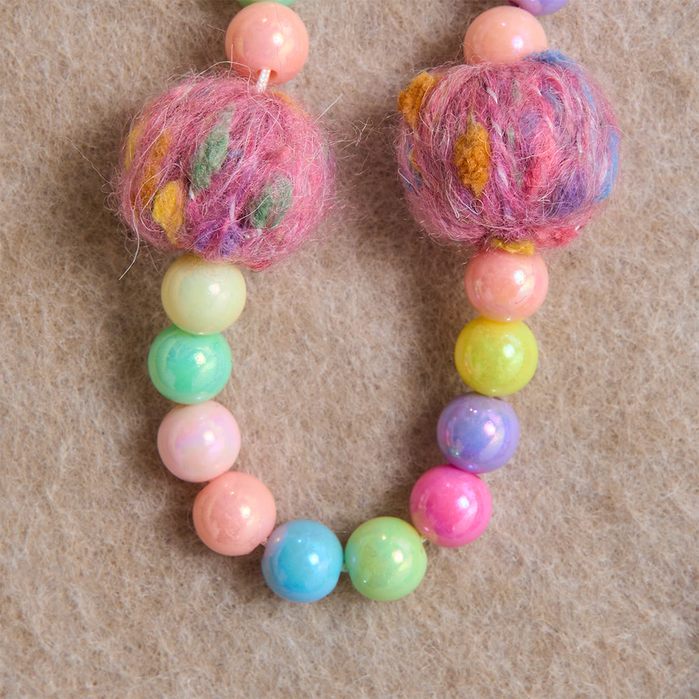 Christianartworkshop Chapelet pour enfants en perles de macarons à pompons duveteux avec croix en bois : emblème de la bonté céleste innocente - image 5
