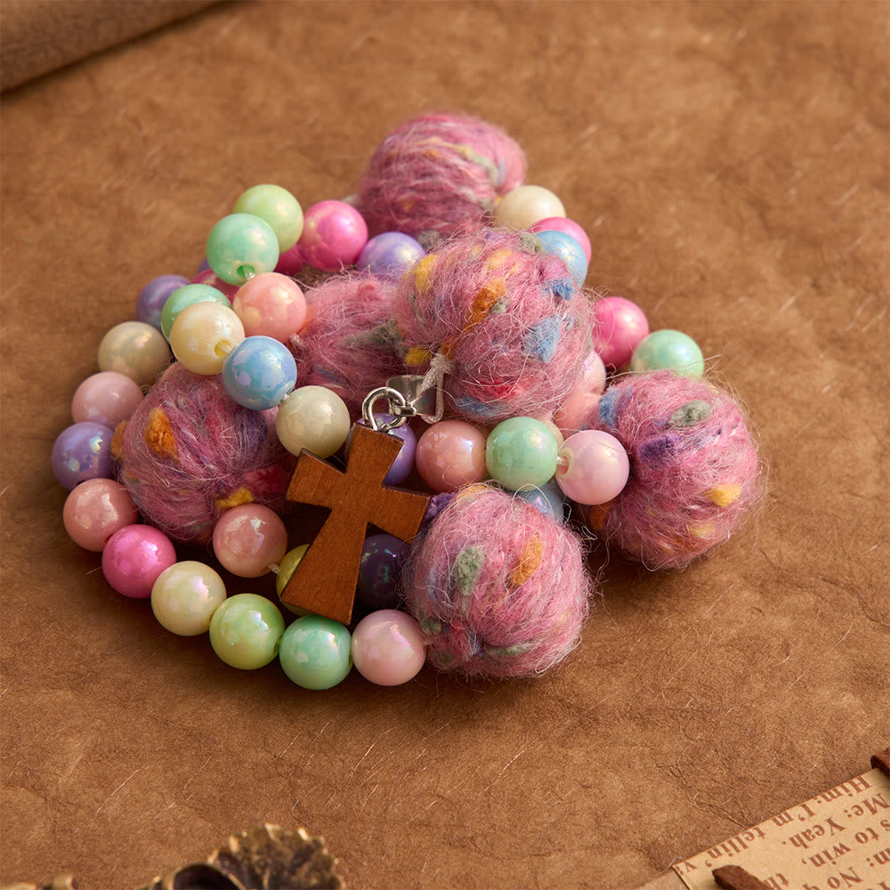 Christianartworkshop Chapelet pour enfants en perles de macarons à pompons duveteux avec croix en bois : emblème de la bonté céleste innocente - image 3