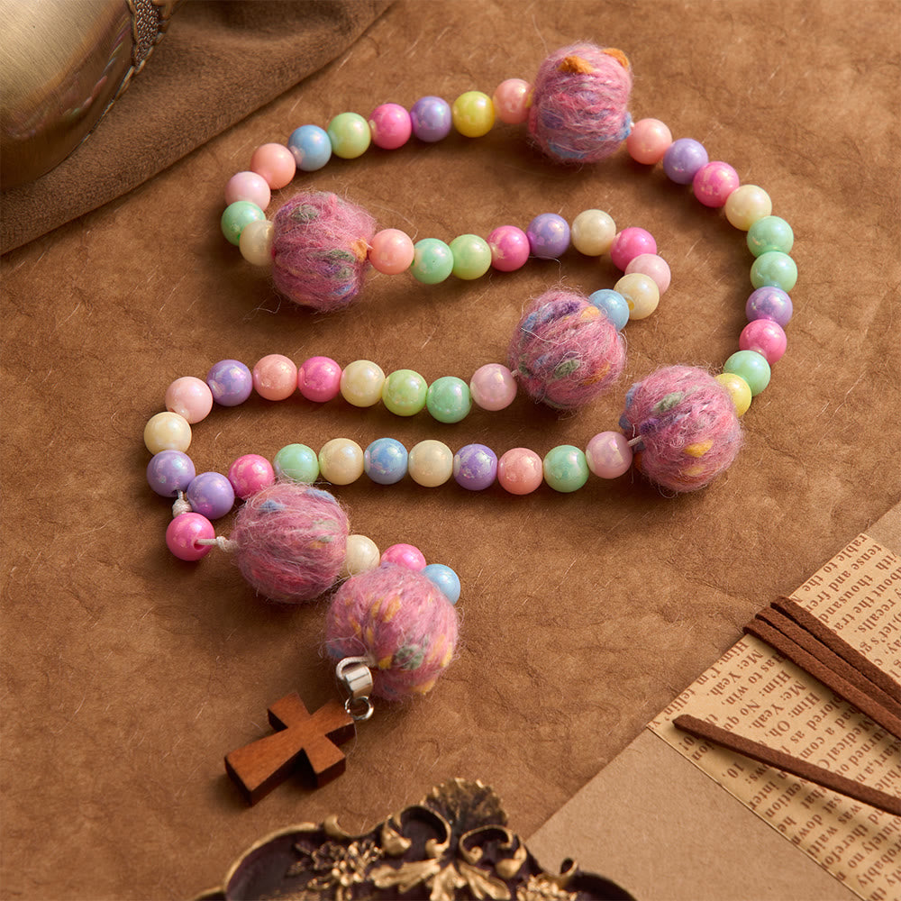 Christianartworkshop Chapelet pour enfants en perles de macarons à pompons duveteux avec croix en bois : emblème de la bonté céleste innocente - image 2
