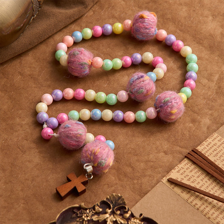 Christianartworkshop Chapelet pour enfants en perles de macarons à pompons duveteux avec croix en bois : emblème de la bonté céleste innocente - image 2