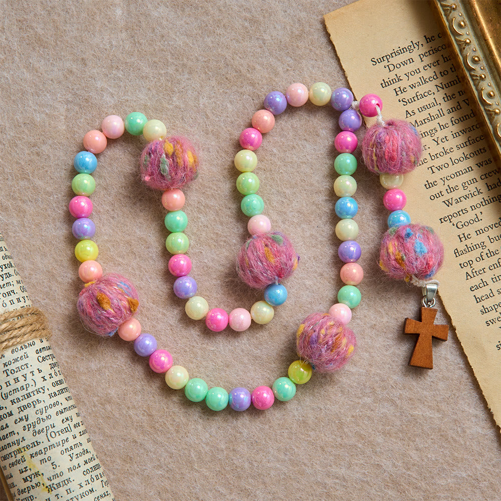 Christianartworkshop Chapelet pour enfants en perles de macarons à pompons duveteux avec croix en bois : emblème de la bonté céleste innocente - Chapelet moelleux aux tons macarons - image 0