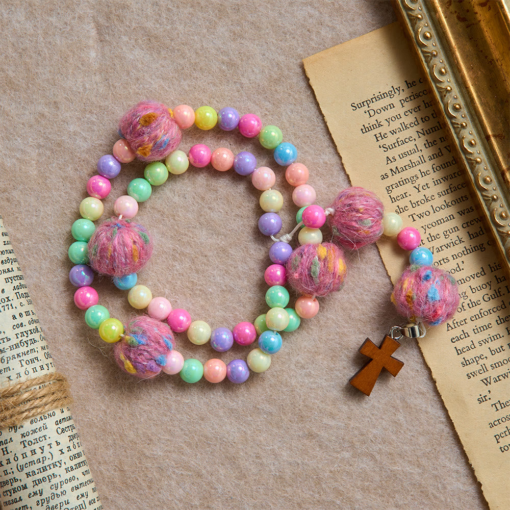 Christianartworkshop Chapelet pour enfants en perles de macarons à pompons duveteux avec croix en bois : emblème de la bonté céleste innocente - image 4