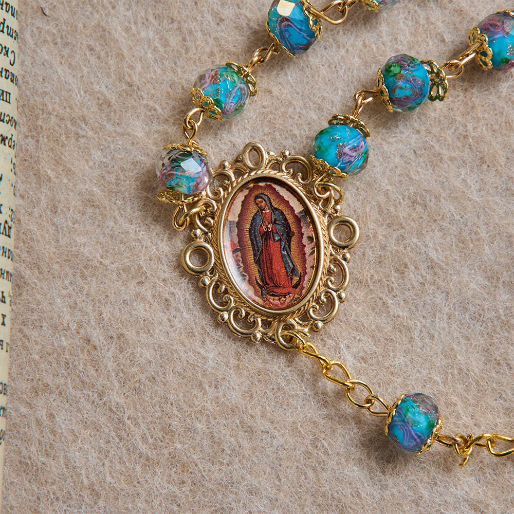 Christianartworkshop Chapelet en verre bleu à motifs floraux, orné d'une croix dorée en forme de rose et d'un médaillon de Notre-Dame de Guadalupe - image 7