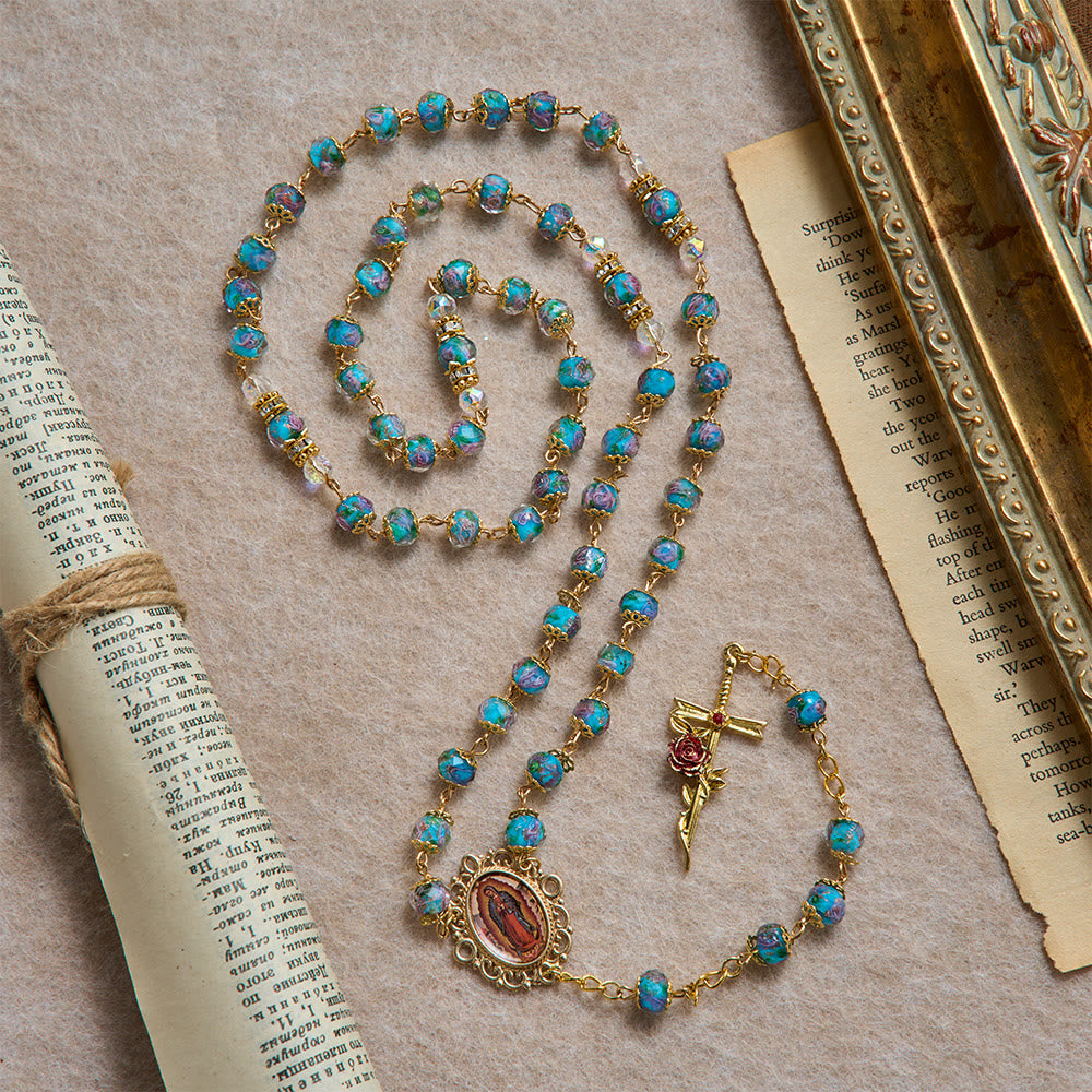 Christianartworkshop Chapelet en verre bleu à motifs floraux, orné d'une croix dorée en forme de rose et d'un médaillon de Notre-Dame de Guadalupe - image 4
