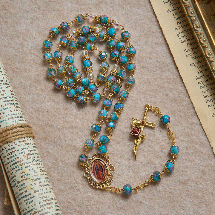 Christianartworkshop Chapelet en verre bleu à motifs floraux, orné d'une croix dorée en forme de rose et d'un médaillon de Notre-Dame de Guadalupe - image 5