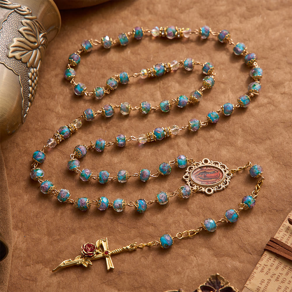 Christianartworkshop Chapelet en verre bleu à motifs floraux, orné d'une croix dorée en forme de rose et d'un médaillon de Notre-Dame de Guadalupe - image 3
