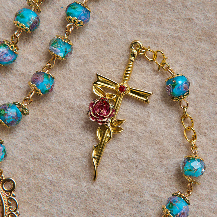 Christianartworkshop Chapelet en verre bleu à motifs floraux, orné d'une croix dorée en forme de rose et d'un médaillon de Notre-Dame de Guadalupe - image 8