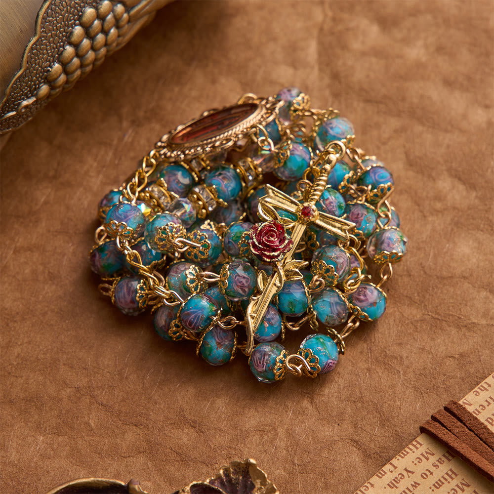 Christianartworkshop Chapelet en verre bleu à motifs floraux, orné d'une croix dorée en forme de rose et d'un médaillon de Notre-Dame de Guadalupe - Chapelet floral bleu - image 0