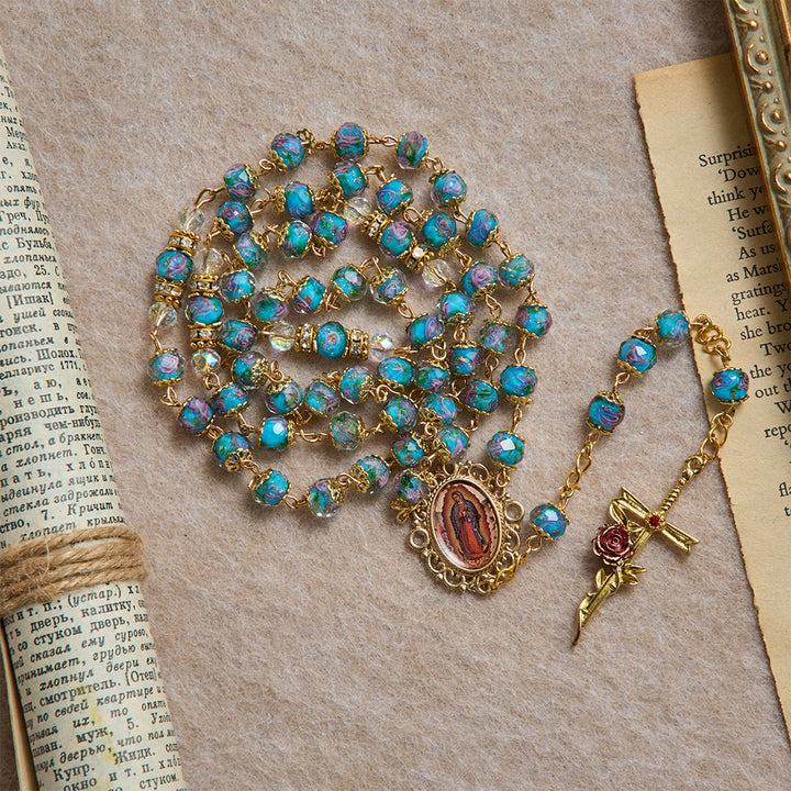 Christianartworkshop Chapelet en verre bleu à motifs floraux, orné d'une croix dorée en forme de rose et d'un médaillon de Notre-Dame de Guadalupe - image 2