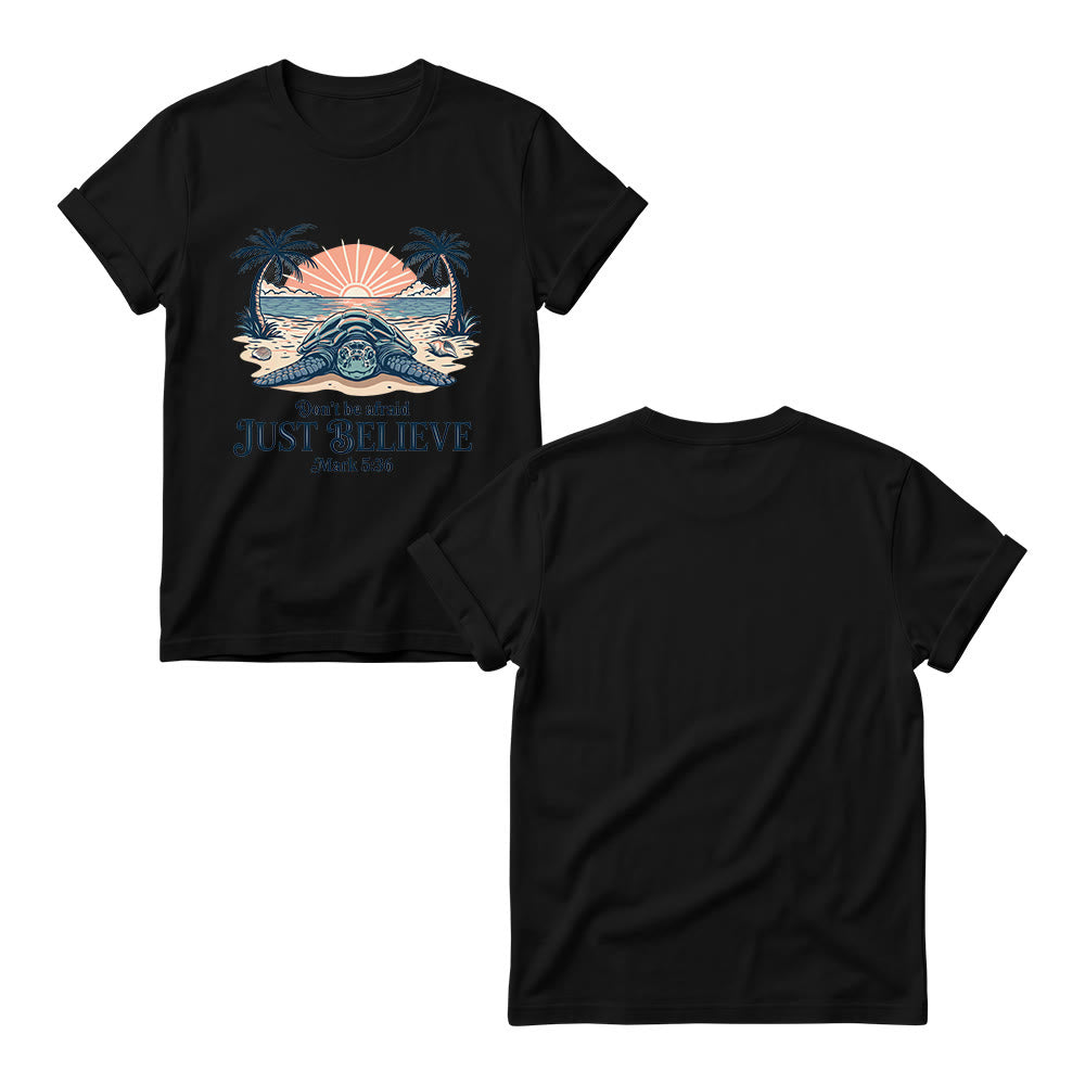 Christianartworkshop T-shirt à col rond pour femme, motif coucher de soleil sur la plage, palmier et tortue marine. « N’aie pas peur, crois simplement » (Marc 5:36). - image 3