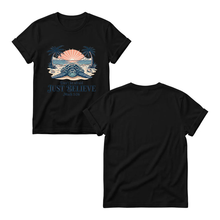 Christianartworkshop T-shirt à col rond pour femme, motif coucher de soleil sur la plage, palmier et tortue marine. « N’aie pas peur, crois simplement » (Marc 5:36). - image 3