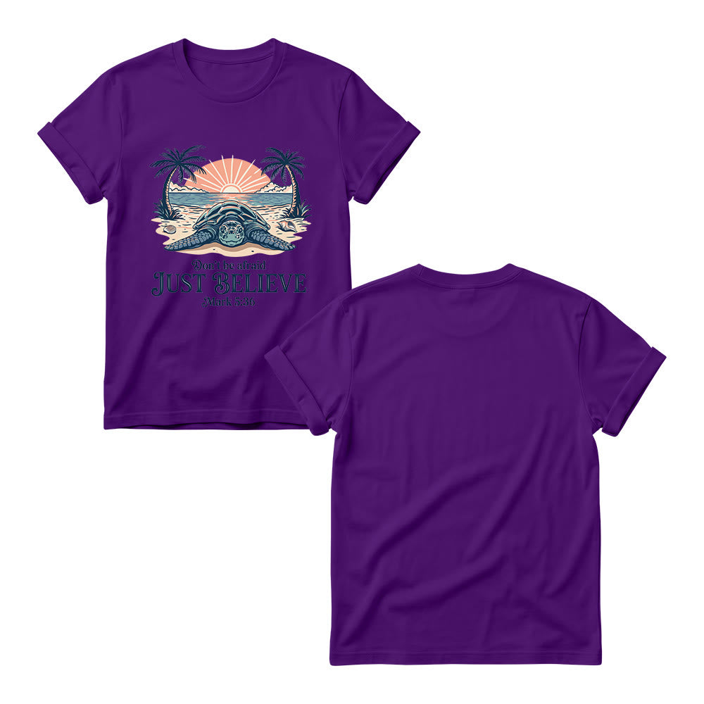 Christianartworkshop T-shirt à col rond pour femme, motif coucher de soleil sur la plage, palmier et tortue marine. « N’aie pas peur, crois simplement » (Marc 5:36). - image 13