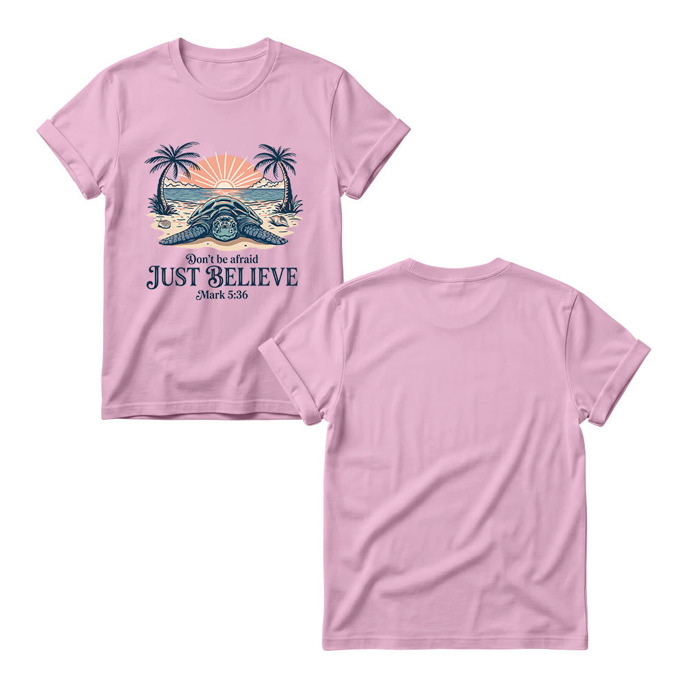 Christianartworkshop T-shirt à col rond pour femme, motif coucher de soleil sur la plage, palmier et tortue marine. « N’aie pas peur, crois simplement » (Marc 5:36). - image 5