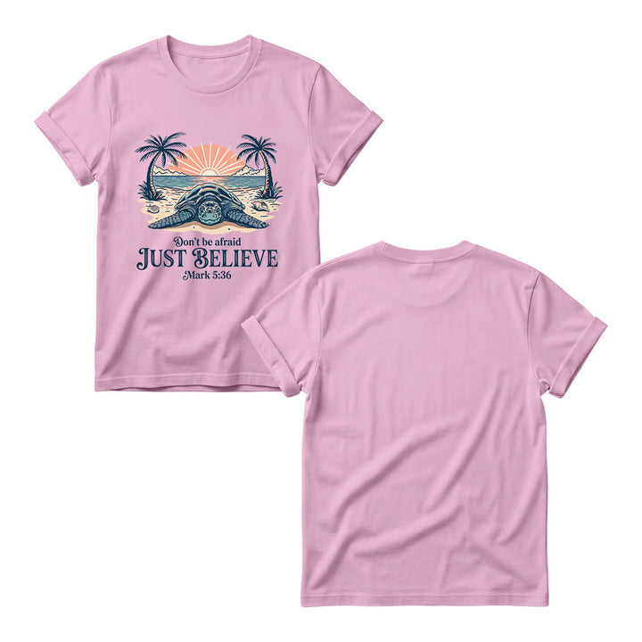 Christianartworkshop T-shirt à col rond pour femme, motif coucher de soleil sur la plage, palmier et tortue marine. « N’aie pas peur, crois simplement » (Marc 5:36). - image 5