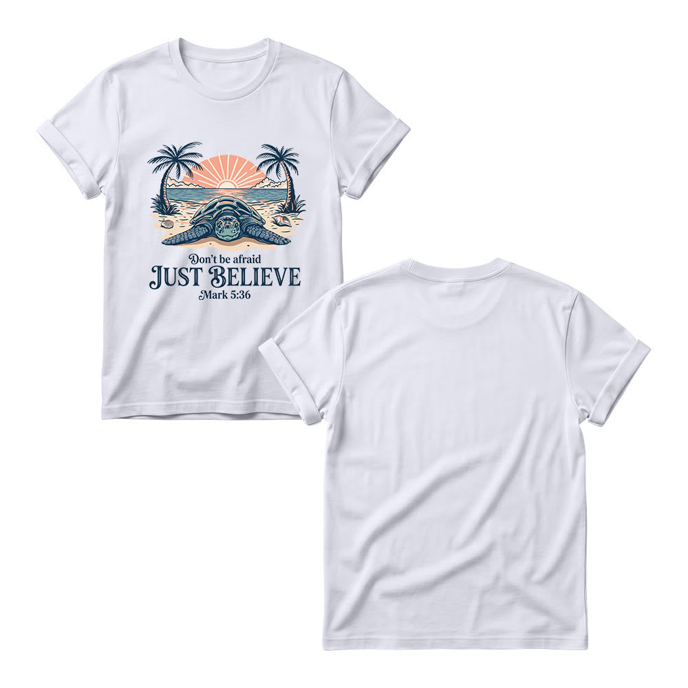 Christianartworkshop T-shirt à col rond pour femme, motif coucher de soleil sur la plage, palmier et tortue marine. « N’aie pas peur, crois simplement » (Marc 5:36). - image 7