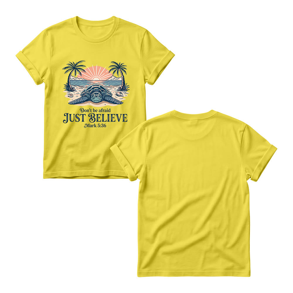 Christianartworkshop T-shirt à col rond pour femme, motif coucher de soleil sur la plage, palmier et tortue marine. « N’aie pas peur, crois simplement » (Marc 5:36). - image 9