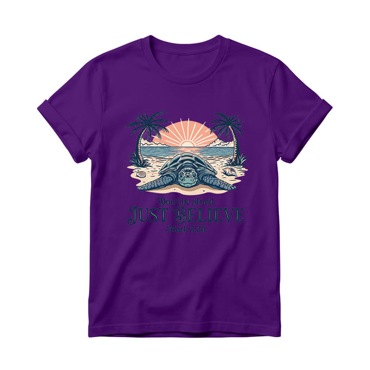 Christianartworkshop T-shirt à col rond pour femme, motif coucher de soleil sur la plage, palmier et tortue marine. « N’aie pas peur, crois simplement » (Marc 5:36). - Violet - 4XL - image 12