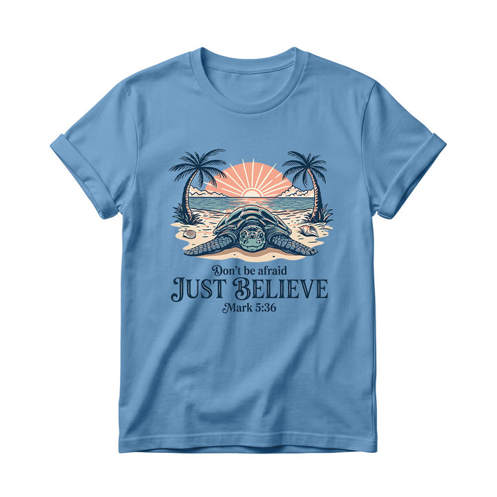 Christianartworkshop T-shirt à col rond pour femme, motif coucher de soleil sur la plage, palmier et tortue marine. « N’aie pas peur, crois simplement » (Marc 5:36). - Bleu - 4XL - image 0