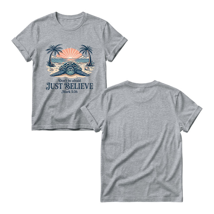 Christianartworkshop T-shirt à col rond pour femme, motif coucher de soleil sur la plage, palmier et tortue marine. « N’aie pas peur, crois simplement » (Marc 5:36). - image 11