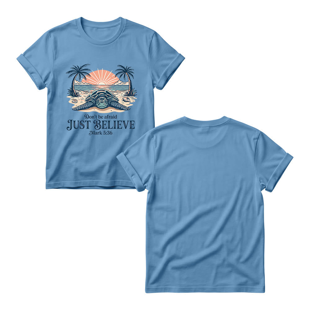Christianartworkshop T-shirt à col rond pour femme, motif coucher de soleil sur la plage, palmier et tortue marine. « N’aie pas peur, crois simplement » (Marc 5:36). - image 1