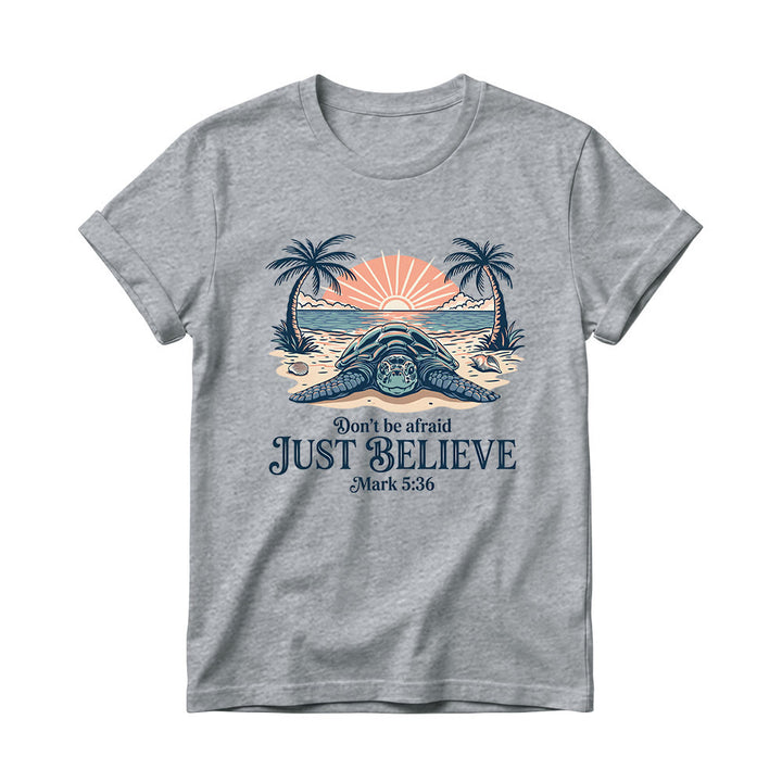 Christianartworkshop T-shirt à col rond pour femme, motif coucher de soleil sur la plage, palmier et tortue marine. « N’aie pas peur, crois simplement » (Marc 5:36). - Gris - 4XL - image 10