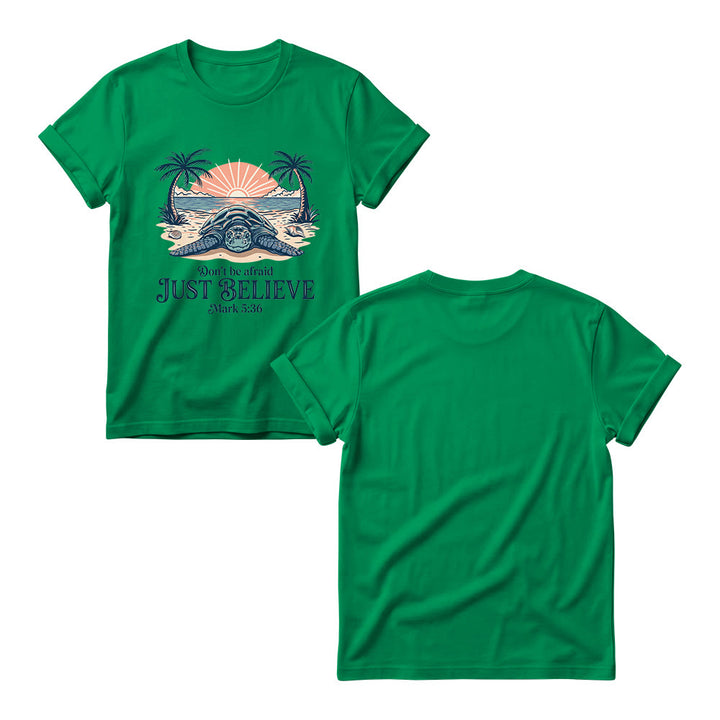 Christianartworkshop T-shirt à col rond pour femme, motif coucher de soleil sur la plage, palmier et tortue marine. « N’aie pas peur, crois simplement » (Marc 5:36). - image 17