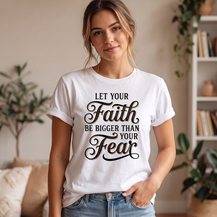 Christianartworkshop T-shirt décontracté à col rond pour femme avec accent décoratif en écriture cursive « Foi et Peur » - image 1