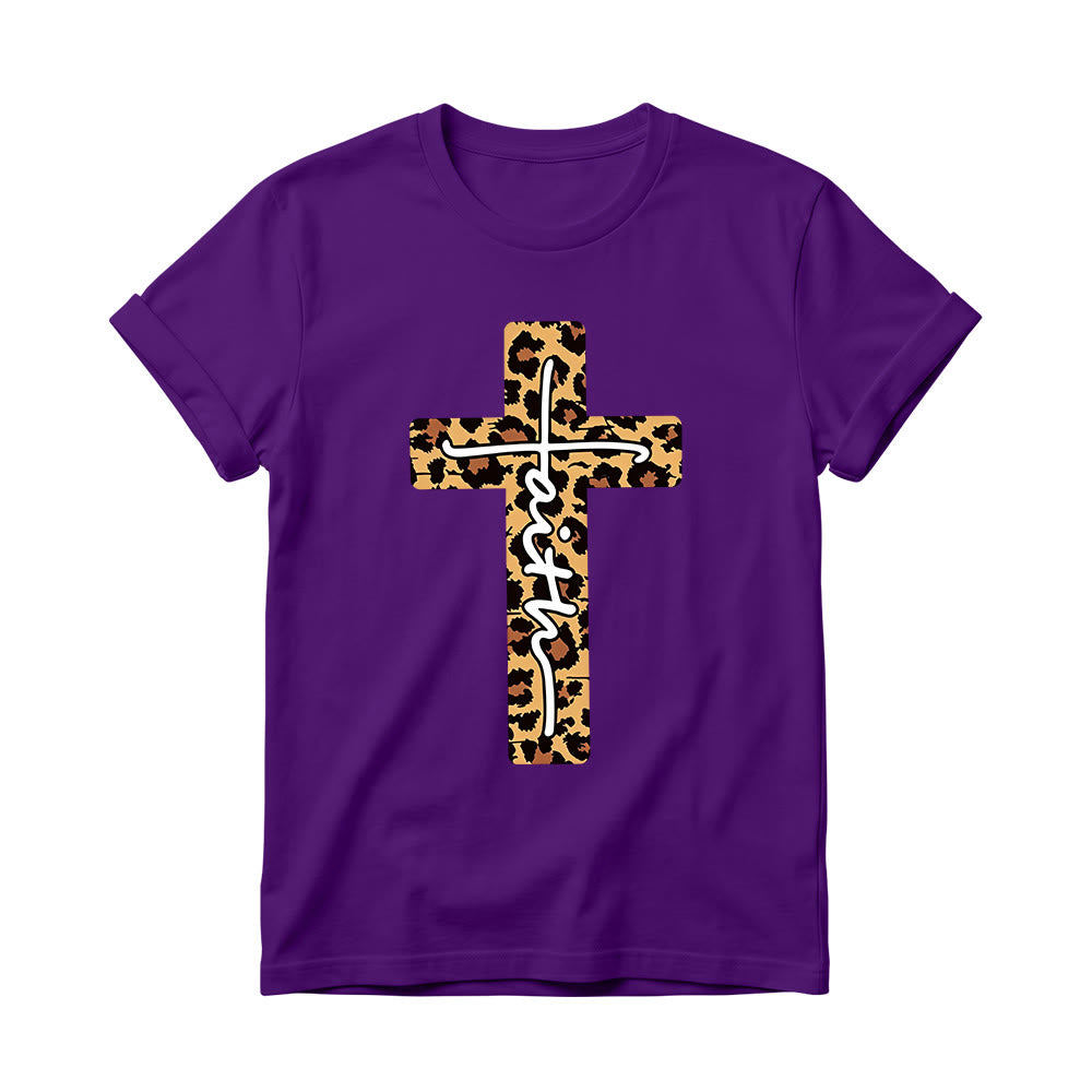 Christianartworkshop T-shirt à col rond pour femme avec imprimé léopard, croix verticale et inscription manuscrite « Foi » à l'intérieur - Violet - 4XL - image 4