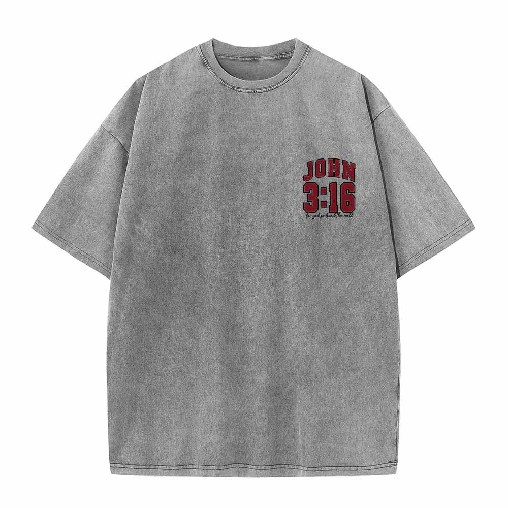 Christianartworkshop T-shirt lavé avec inscription « Jean 3:16 » (Poignée universitaire) au dos et côté poitrine : « Car Dieu a tant aimé le monde ». - image 1