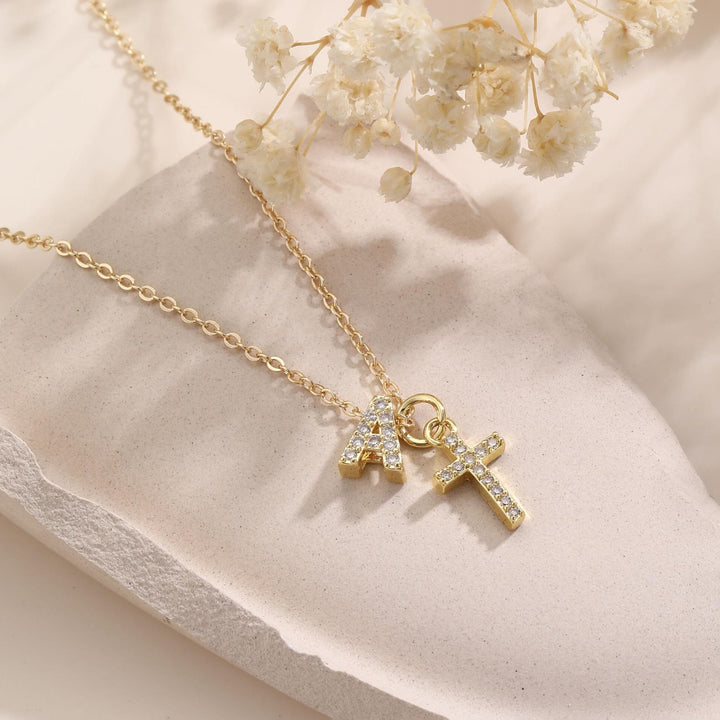 Christianartworkshop Collier pendentif double croix orné de strass et de lettres initiales A à Z : emblème intemporel de douce protection céleste - image 0
