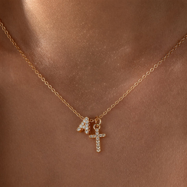Christianartworkshop Collier pendentif double croix orné de strass et de lettres initiales A à Z : emblème intemporel de douce protection céleste - UN - image 2