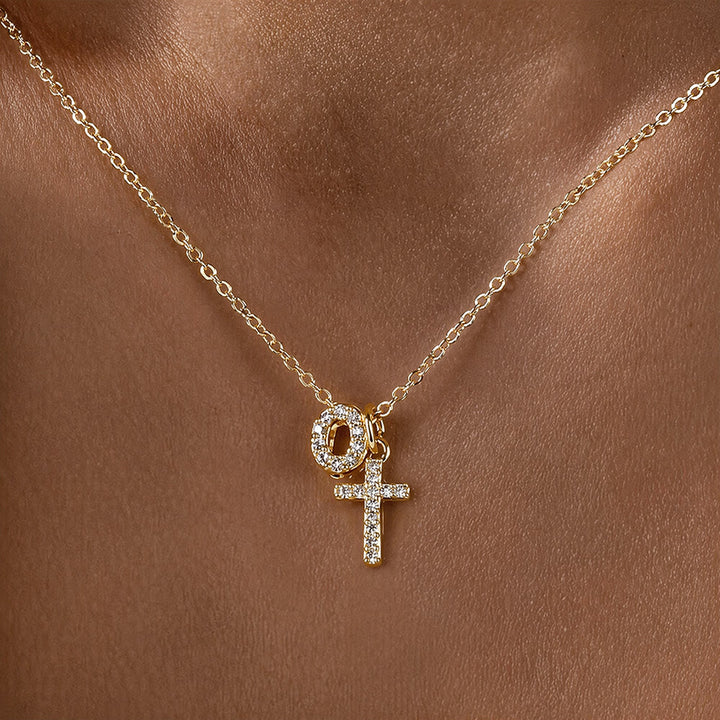 Christianartworkshop Collier pendentif double croix orné de strass et de lettres initiales A à Z : emblème intemporel de douce protection céleste - O - image 16