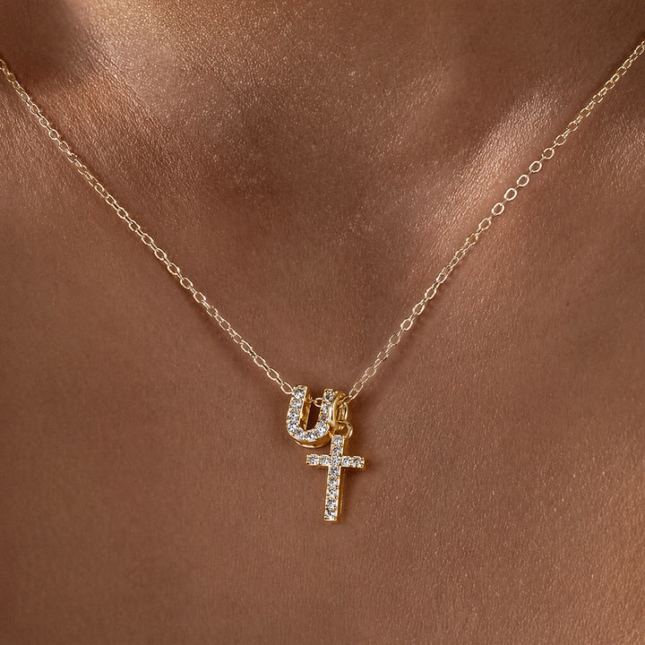 Christianartworkshop Collier pendentif double croix orné de strass et de lettres initiales A à Z : emblème intemporel de douce protection céleste - U - image 22