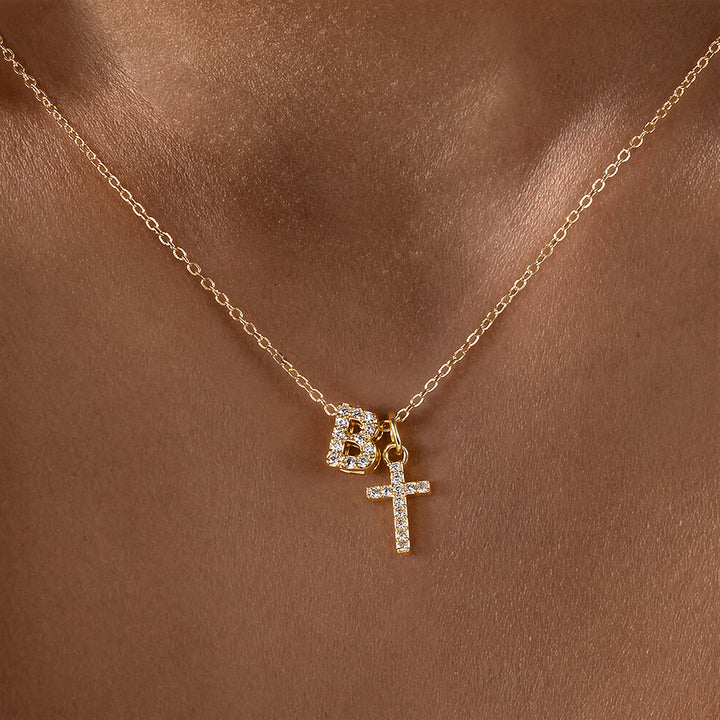 Christianartworkshop Collier pendentif double croix orné de strass et de lettres initiales A à Z : emblème intemporel de douce protection céleste - B - image 3
