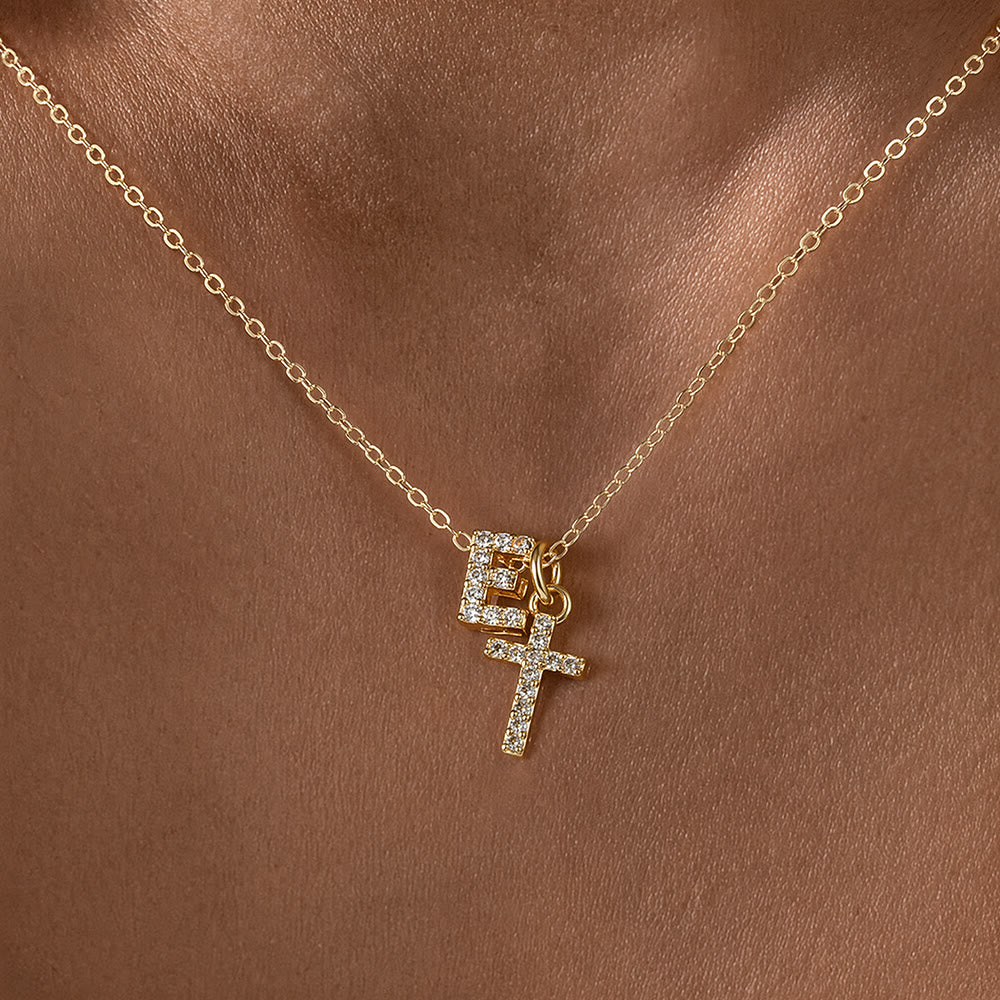 Christianartworkshop Collier pendentif double croix orné de strass et de lettres initiales A à Z : emblème intemporel de douce protection céleste - E - image 6