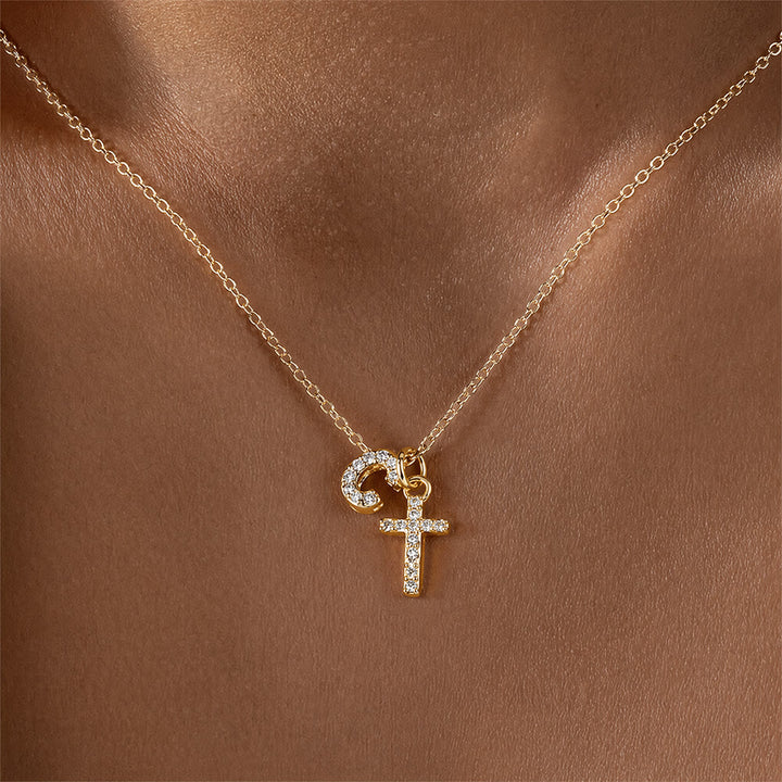 Christianartworkshop Collier pendentif double croix orné de strass et de lettres initiales A à Z : emblème intemporel de douce protection céleste - C - image 4