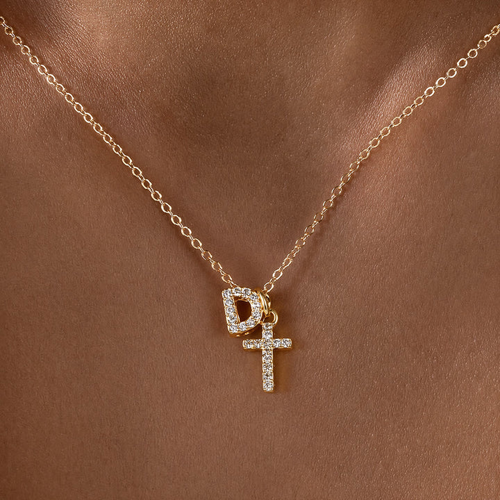 Christianartworkshop Collier pendentif double croix orné de strass et de lettres initiales A à Z : emblème intemporel de douce protection céleste - D - image 5