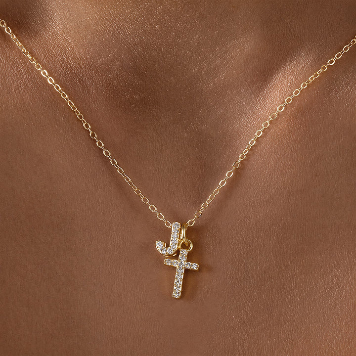 Christianartworkshop Collier pendentif double croix orné de strass et de lettres initiales A à Z : emblème intemporel de douce protection céleste - J - image 11